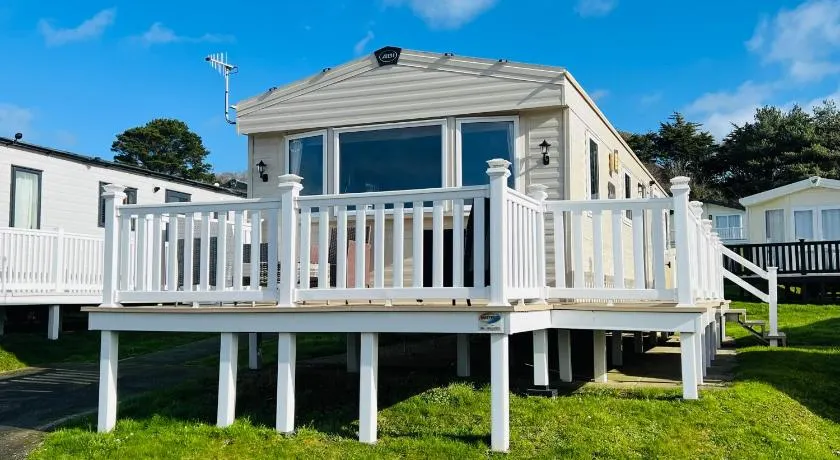 3 Bedroom Caravan CW44, Whitecliff Bay, Dog Friendly - Image 1