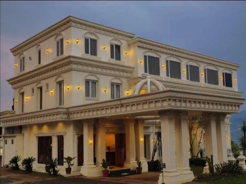Rizen Premiere Hotel - Image 1