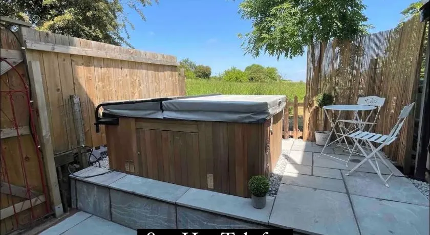 Bay Cottage, Hot Tub - Image 1