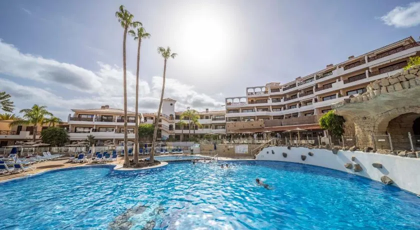 Tropical garden, sunshine, heated pool - Image 1