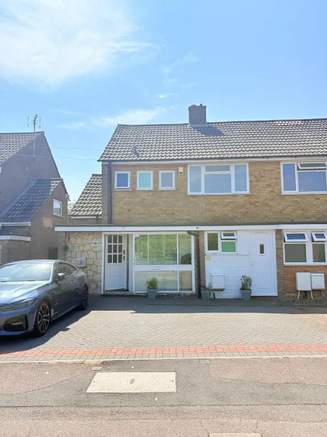 Luton Airport Guest House - Image 1