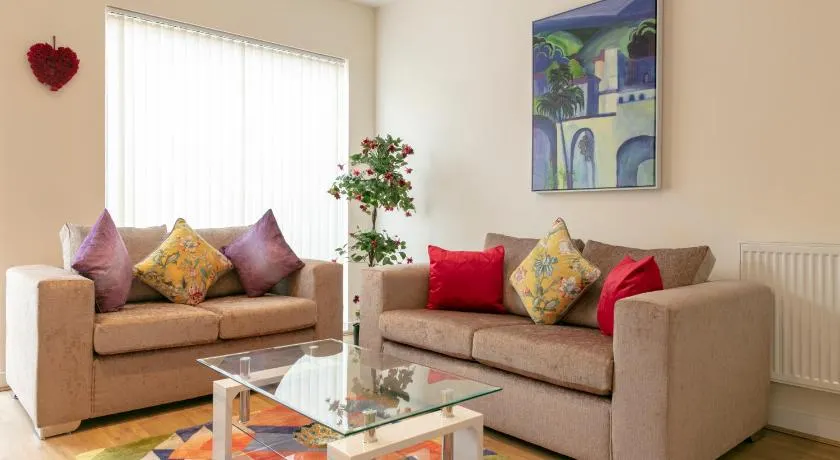 Contemporary & Exquisite Trumpington Townhouse with Parking & 5 mins to Addenbrookes & Papworth hospitals - Image 1