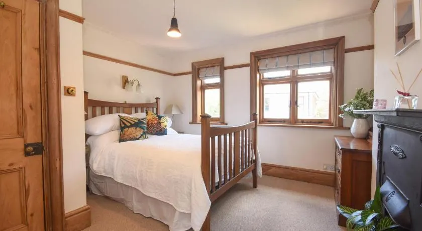 Unique period one bedroom house in Colchester - Image 1