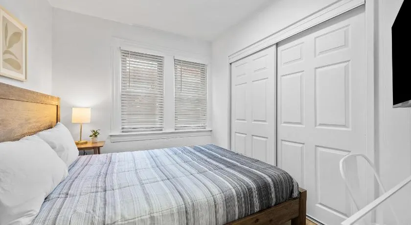 Pittsburgh Shadyside 3D Cozy and Stylish Private Bedroom with Shared Bathroom - Image 1
