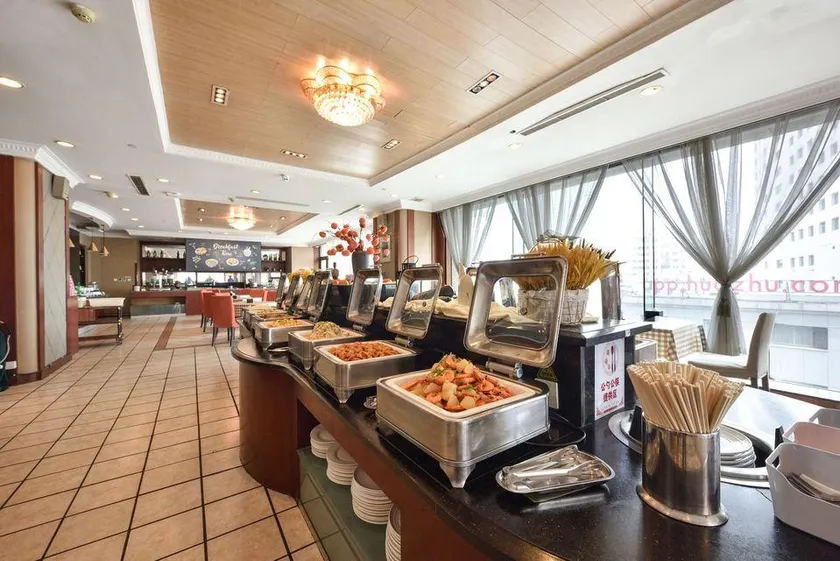 Central Plaza Hotel - Image 1