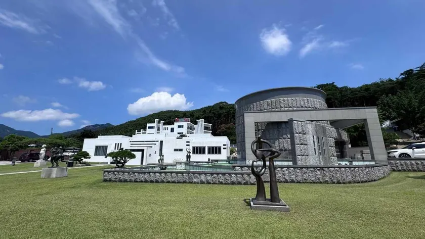 HwiMokArt Resort - Image 1