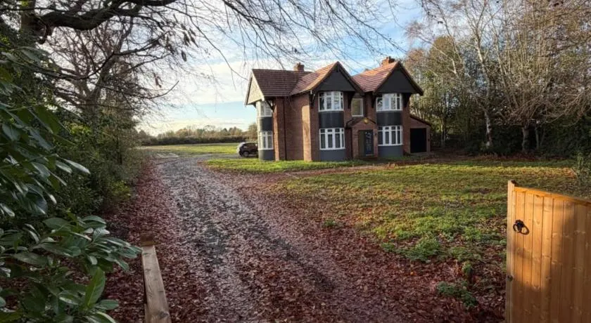 Avon Dhu 6 Bedroom Luxury Retreat Villa - Image 1