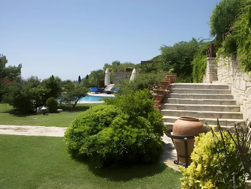 Ada Bacchus Hotel - Image 1