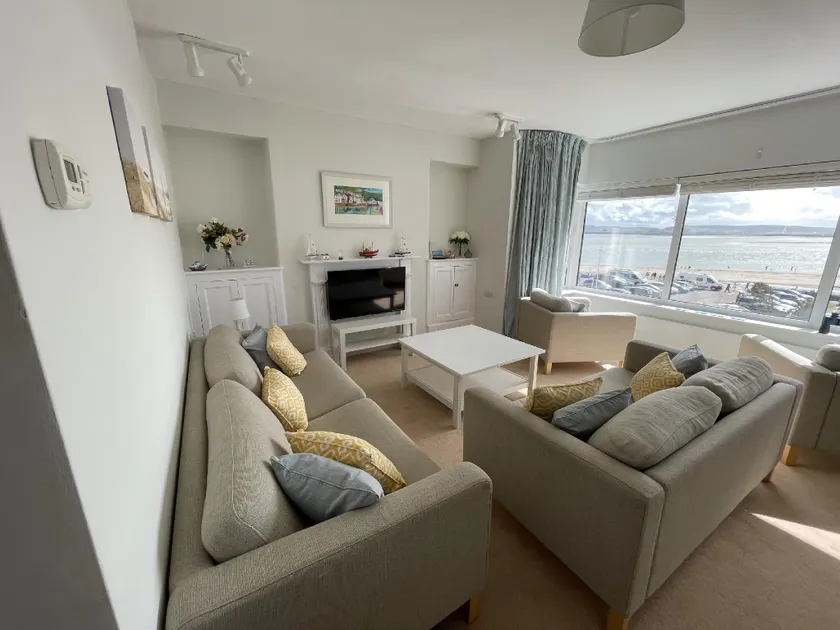 Beautiful Aberdovey Seafront Apartment 2 - Image 1