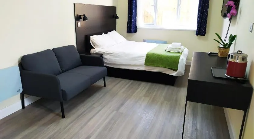 The Yew Studio - Self contained one bed studio flat with parking - Image 1