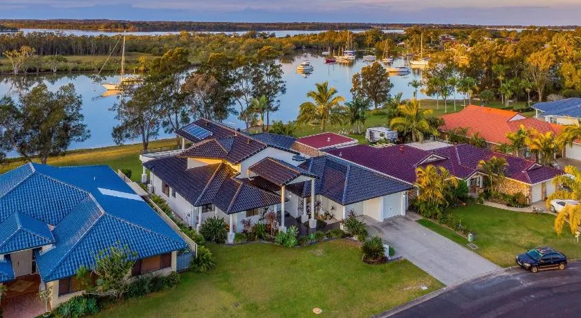 Taroona - Majestic Waterfront Holiday House in Yamba - Holiday Yamba - Image 1