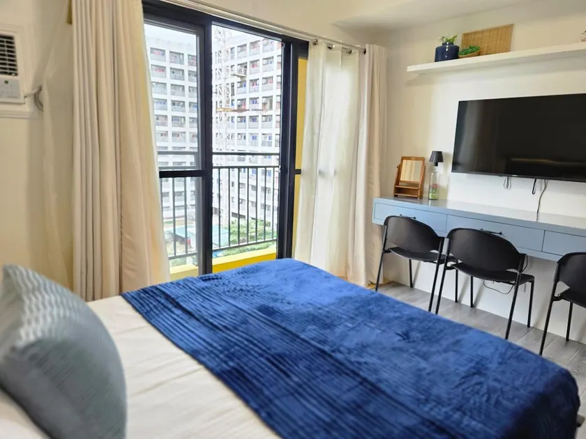 Studio, QueenBed, Balcony Near Malls, Airport & Downtown - Image 1