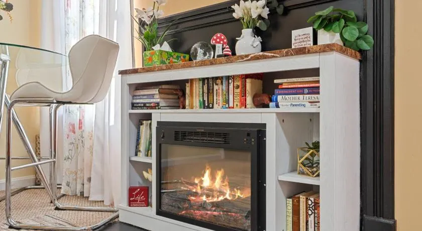 Fireplace • BBQ Grill • Patio • Treadmill - Image 1