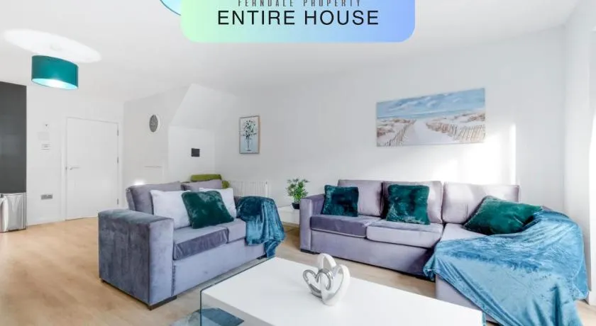 Modern 4 Bedroom House With Parking in Farnham Royal, Slough By 360stays - Image 1
