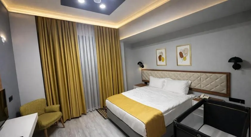 Arya inn suit - Image 1
