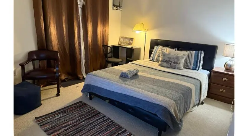 Cool room with TV - Image 1