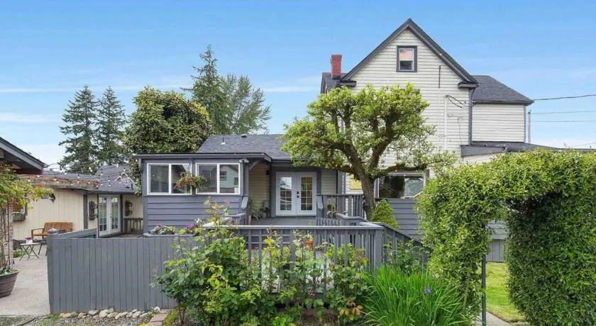 Spacious Retreat with guest house, game room, parking in N Tacoma - Image 1
