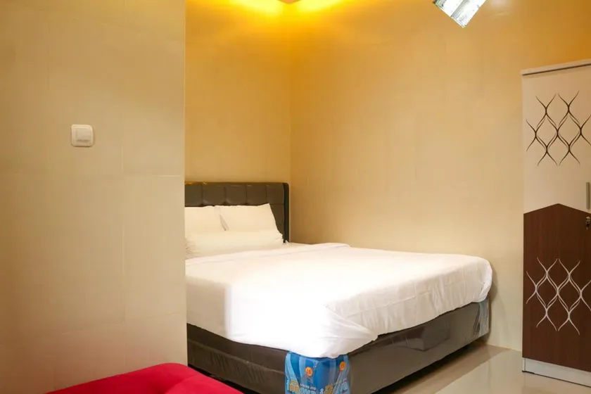 HP Residence Mitra RedDoorz near Alun Alun Kediri - Image 1