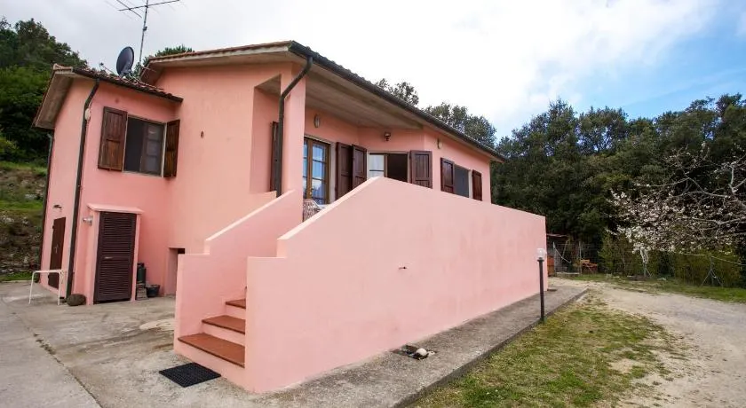 Villa indépendante sur l'île d'Elbe entourée de verdure avec une belle vue - Image 1