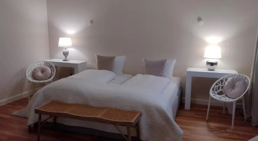 BALTHAZAR APARTMENT IPHOFEN, klimatisiert, nähe MARKTPLATZ, KNAUF GIPS KG und ConneKT Kitzingen, VDP Weingut Wirsching, TV mirroring 55" Zoll, Wifi, mit kleiner Terrassen - Image 1