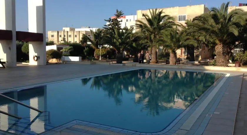 Seafront Apartment With Pool - Image 1