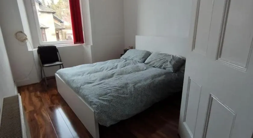 Lovely flat near Glasgow - Image 1