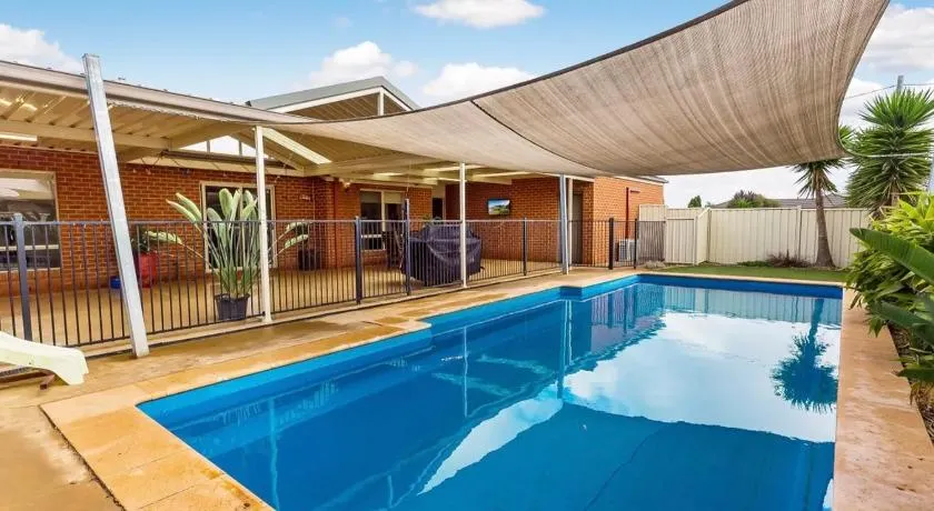 Modern family home with pool - Image 1