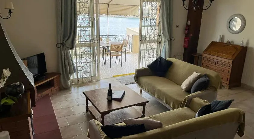 Groundfloor Apartment By The Sea, Fabulous Views - Image 1