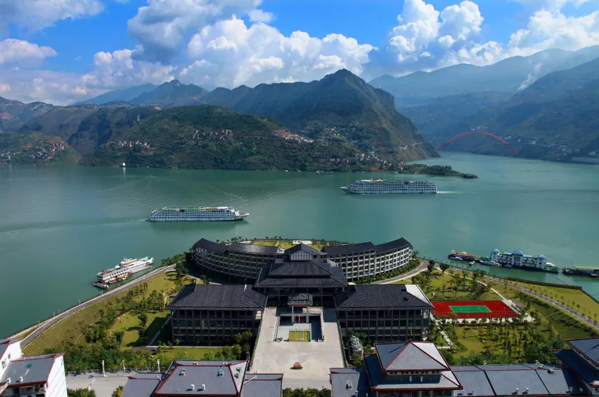 Wushan Jiangshan Red Leaves Two Rivers Holiday Hotel - Image 1