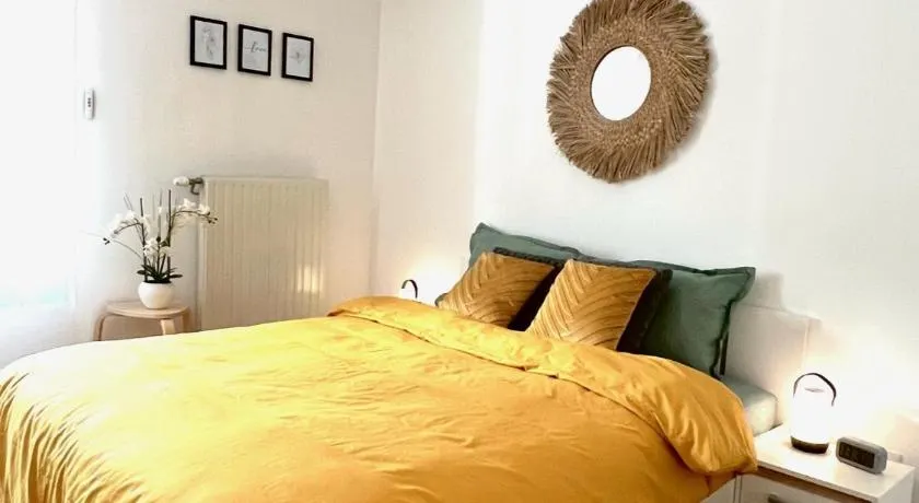 PARIS-MONTROUGE Magnifique appartement 3 pièces de 75m2 avec PARKING - très cosy pour 1 - 8 personnes refait à NEUF -ENTIRE APARTMENT LUXURIOUS AND WARM -Montrouge Paris 14ème - Proche Aéroport Orly Parc Expositions Porte de Versailles FREE WIFI GRATUIT - Image 1