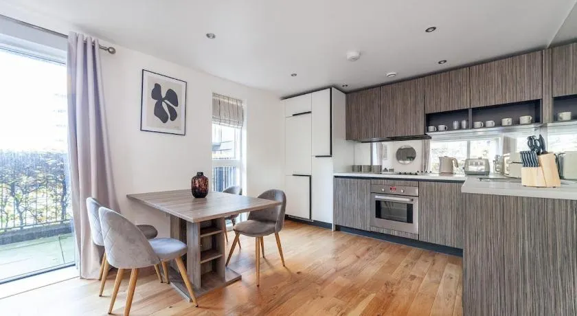 Luxury 2BDR close to station sleeps 5 - Image 1