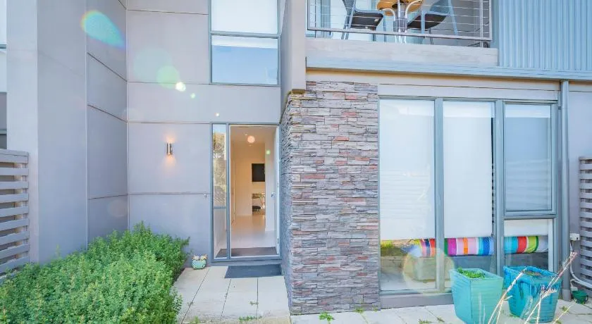 Stylish 3 Bedroom Townhouse - Free Parking - Image 1