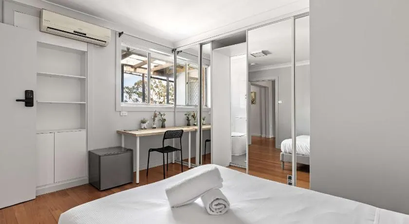 Convenient Double Ensuite Room - Peakhurst - Image 1