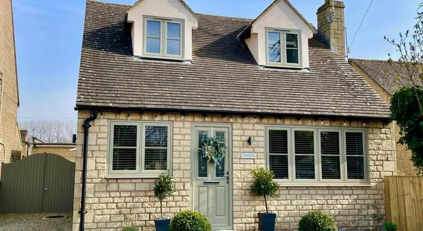 Lavender Lodge Bourton - Image 1