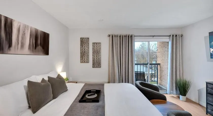Modern Midtown Studio and Private Balcony - Image 1