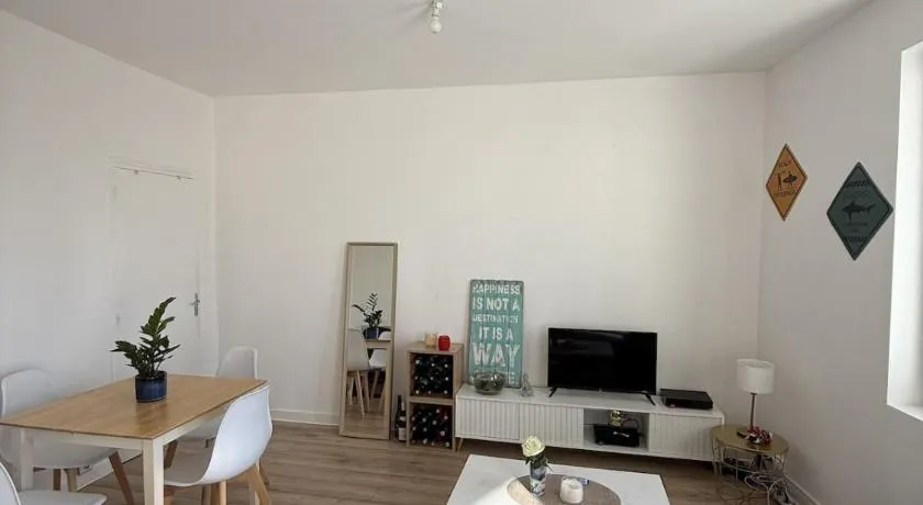 Apartment in Laleu - Image 1