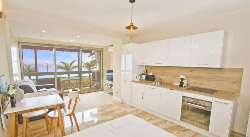 PROMENADE HOLIDAY - COSY SEA FRONT STUDIO - Image 1