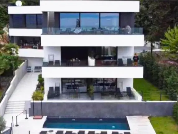 Villa V with pool and free parking - Image 1