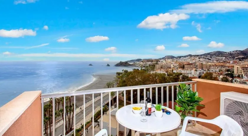 Seafront Apartment with parking - Image 1