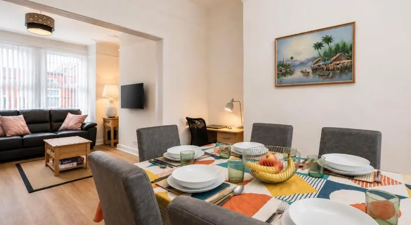 High-Standard 3BR Home, Free Parking, Sleeps 5 - Image 1