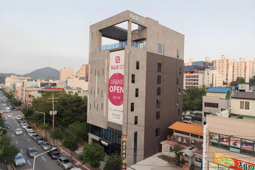 R&B Business Hotel - Image 1