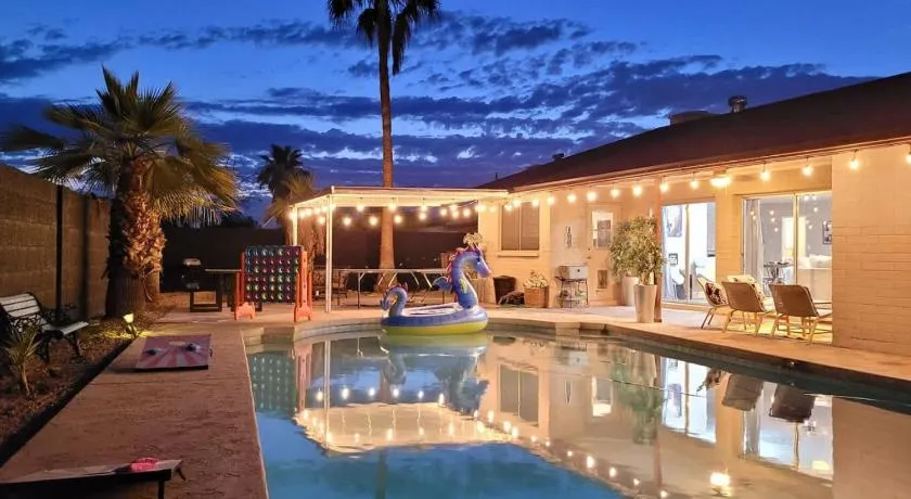 Glendale Getaway Parkwest Pool - Glendale GetAway-Pool - Stadium- Westgate- King Bed - Image 1