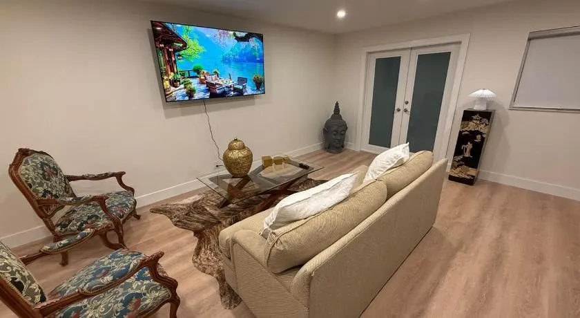 Palm Luxe Oasis w-Jacuzzi - Image 1