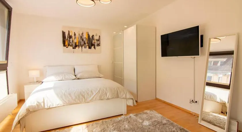 Exklusive 1-Zimmer-Wohnung in KA-Stadt - Image 1