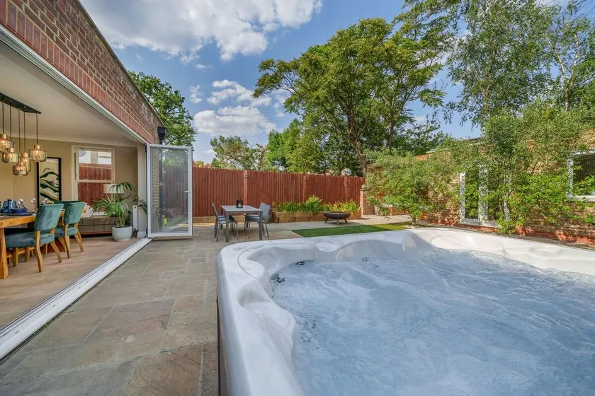 Stunning 3B2Ba Huge entertaining space and hottub! - Image 1