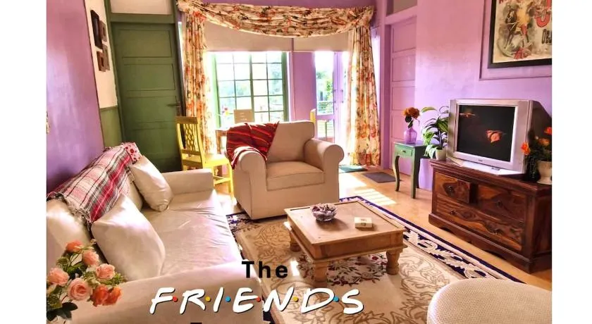 Monica's Golf Studio - FRIENDS TV Series themed apartment - Image 1