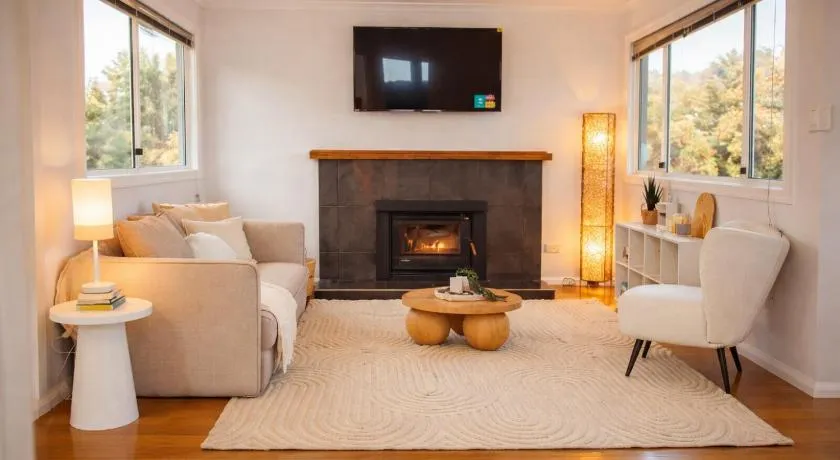 Family Friendly 3 Bedroom Home in Claremont Near Hobart - Image 1