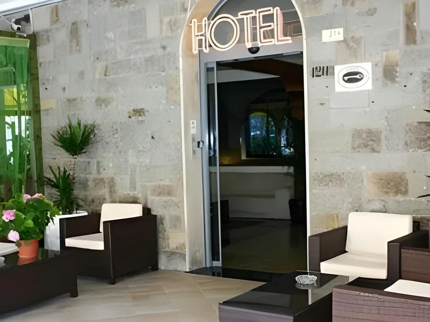 Hotel Rosa - Image 1