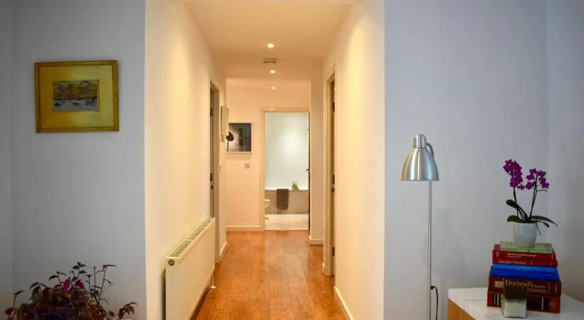 Private room and bathroom in shared flat with parking - Image 1