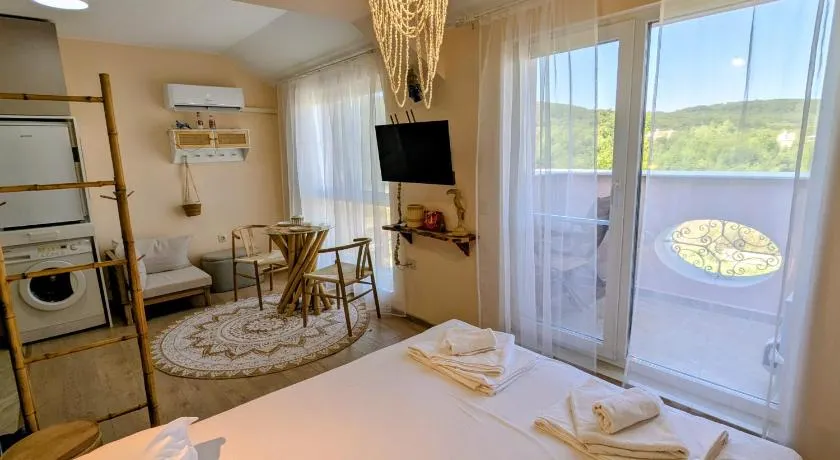 2 Stylish Studios - 100m from Smokinya Kavatsi Beach by Flat Mаnager - Image 1